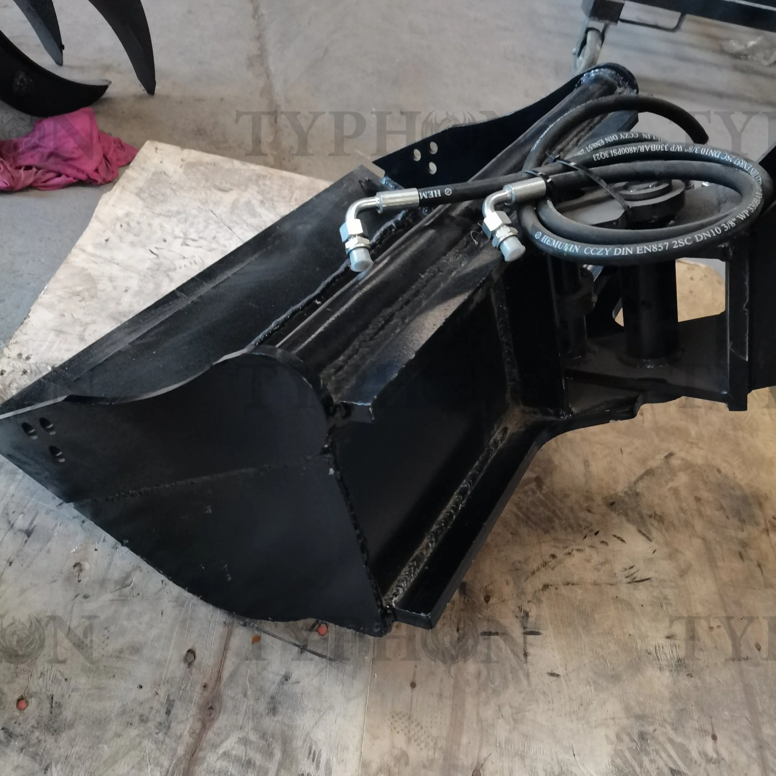 2.5 Ton Excavator Attachment Hydraulic Tilt Bucket 800mm Tilting Bucket 31 inch TERROR X2 PRO - Image 2