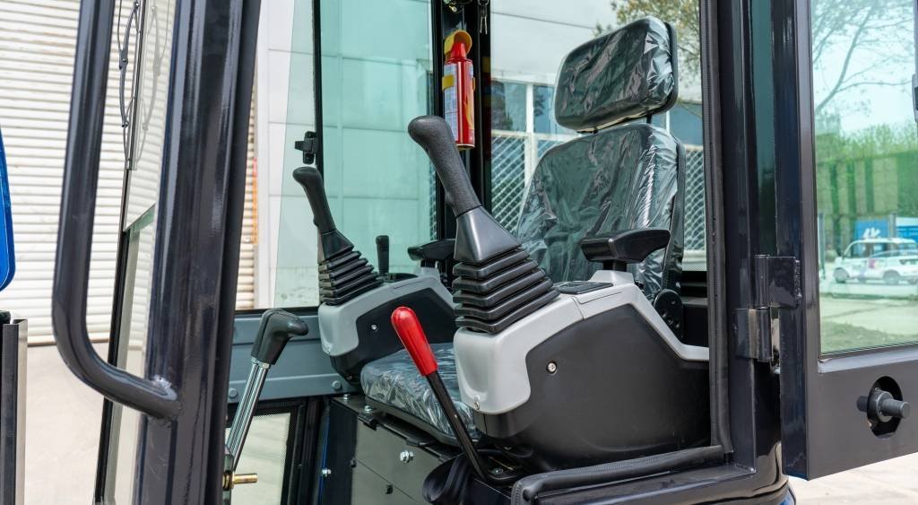 TYPHON 18 FLEX PRO 1.8 Ton Mini Excavator USA with 12 attachments - Image 5