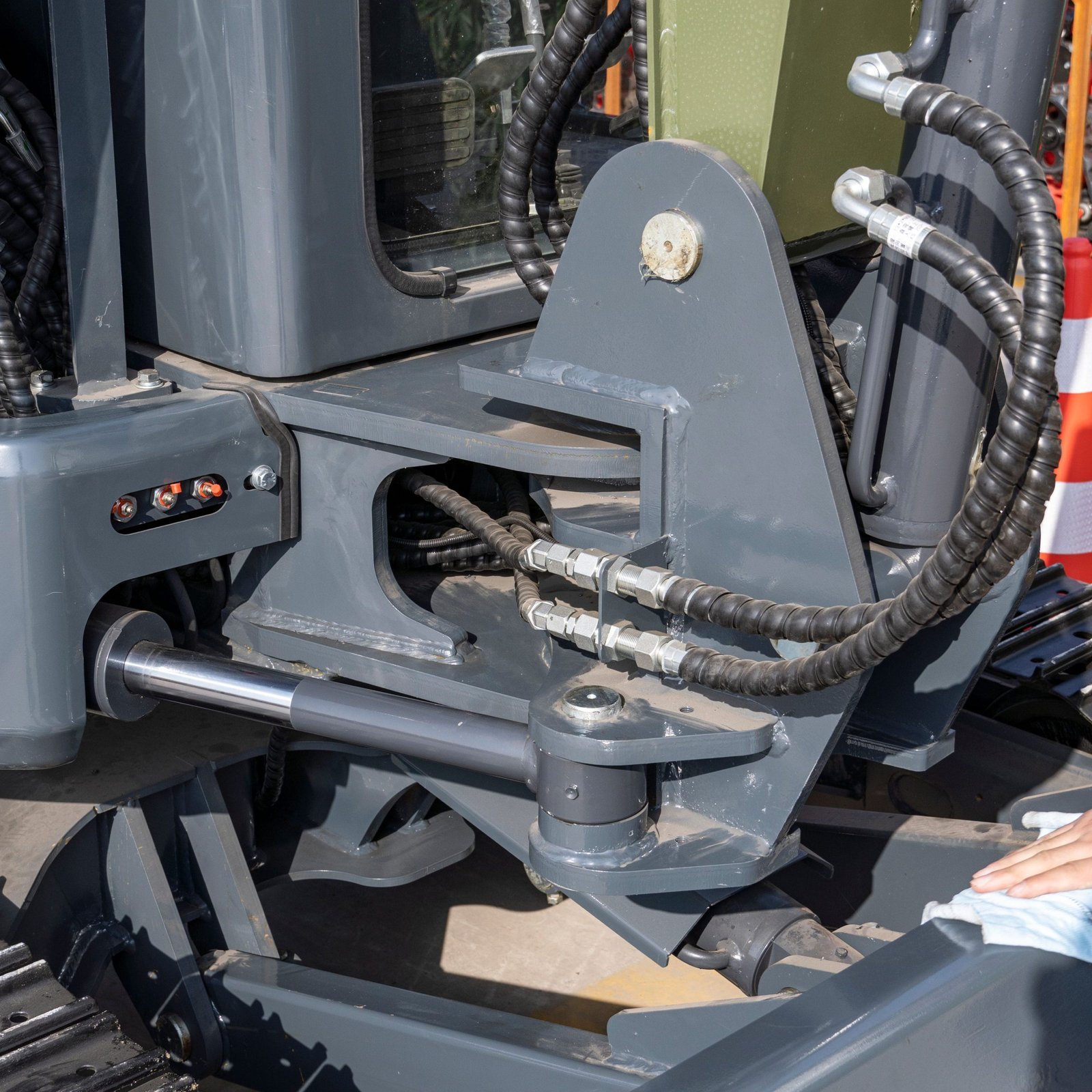 TYPHON KUVUO 4.0 four ton cabin mini excavator w Kubota D1703 Diesel engine Metal Tracks, Boom Swing, AC Heater, Hydraulic Control - Image 21