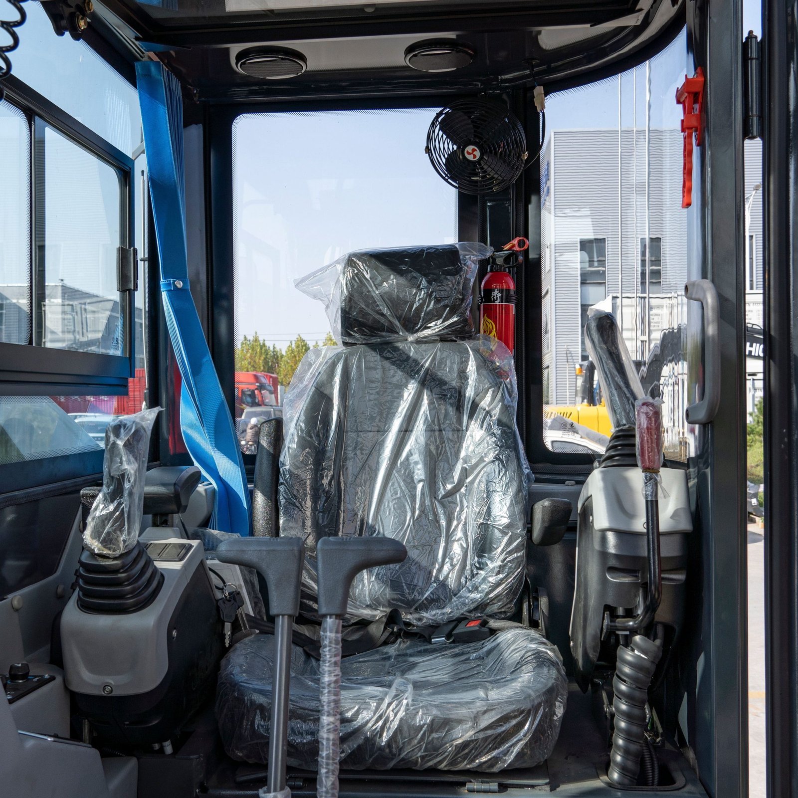 TYPHON KUVUO 4.0 four ton cabin mini excavator w Kubota D1703 Diesel engine Metal Tracks, Boom Swing, AC Heater, Hydraulic Control - Image 26